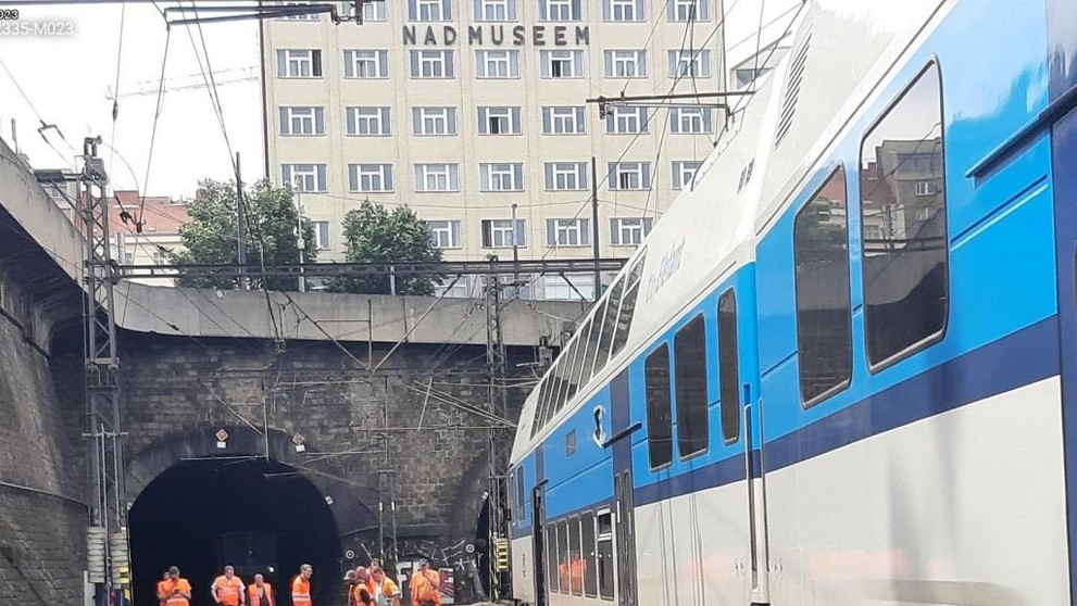  Čelní srážka osobního vlaku s lokomotivou v Praze (1)