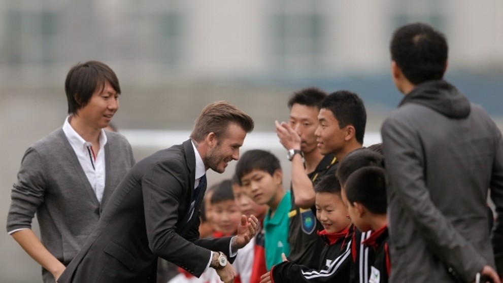David Beckham upadl v Číně na hřišti - 11