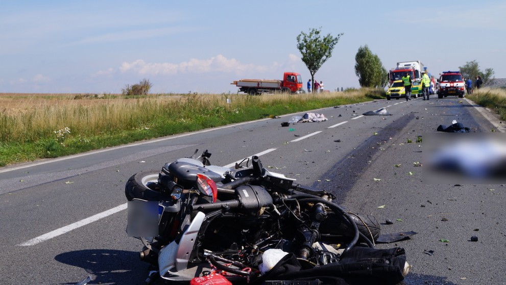 Smrtelná nehoda motorky s kamionem u Hradce Králové