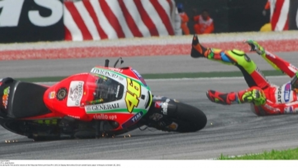 Valentino Rossi - pád v Sepangu - 5