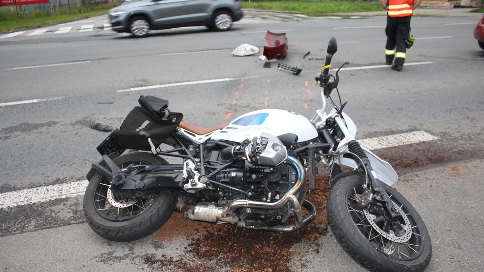 Řidička nerespektovala dopravní značku a srazila motorkáře (2)