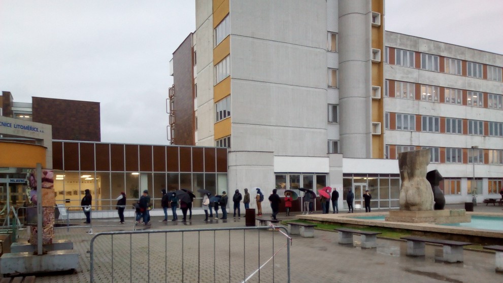 Čekání na odběrovém místě v litoměřické městské nemocnici - 2