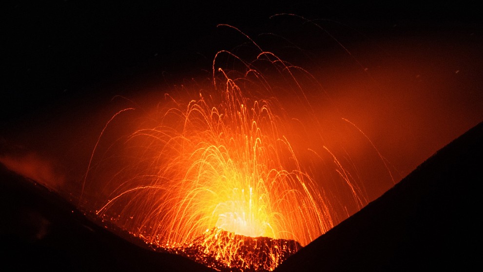 Italská sopka Etna začala chrlit lávu (1)