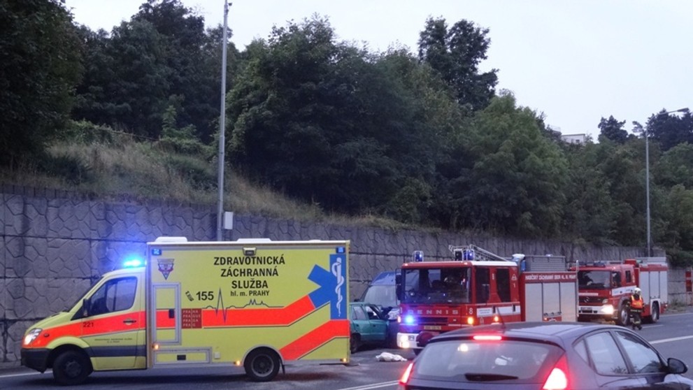 Řidič felicie vjel na pražském Barrandově do protisměru - 1