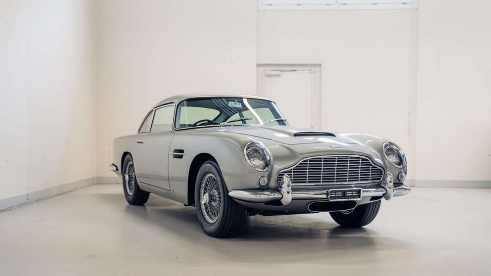 Aston Martin DB5 z roku 1964, který Seanu Connerymu
