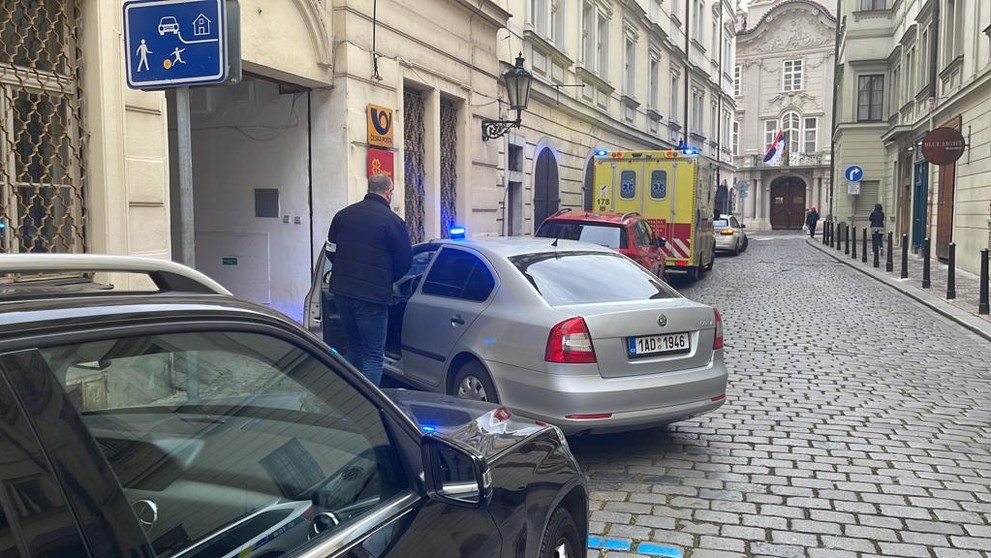 Policejní zásah ve škole na Malé straně