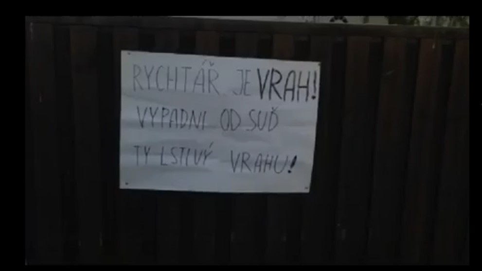 Cedule na vratech Rychtáře