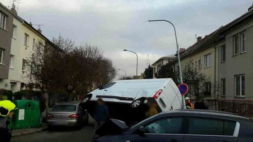 Dopravní nehoda dodávky a dvou aut v Brně