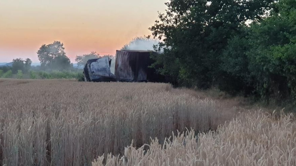 Kamion se po srážce s autem převrátil a začal hořet