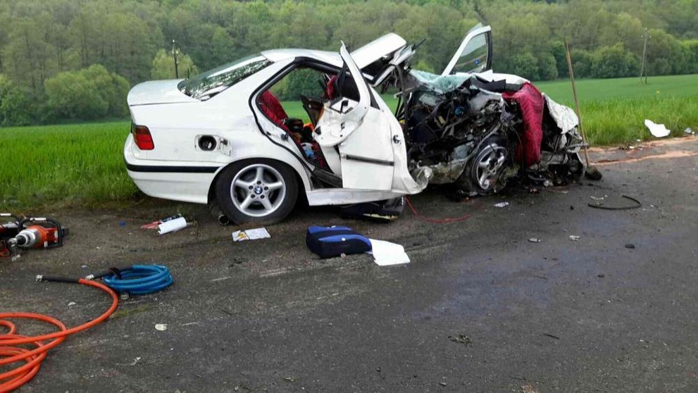 BMW narazilo u Moravské Třebové do stromu - 3