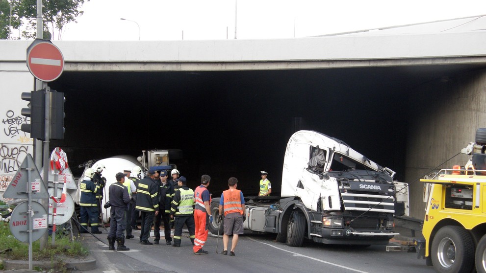 Hasiči začali ve středu vyprošťovat polskou cisternu-1