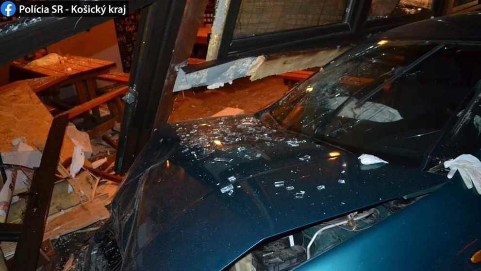Opilý řidič v Košicích ujížděl před policisty, zdemoloval bar - 3