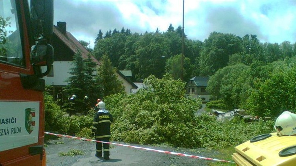 Vítr srazil strom na domek v Železné Rudě