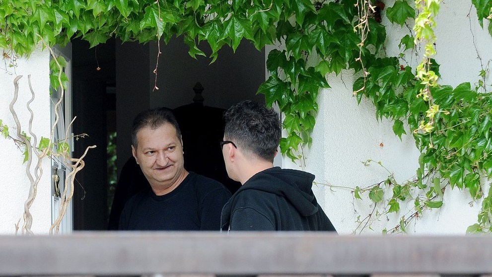 Kamarád Standa před domem v Uhříněvsi - 4