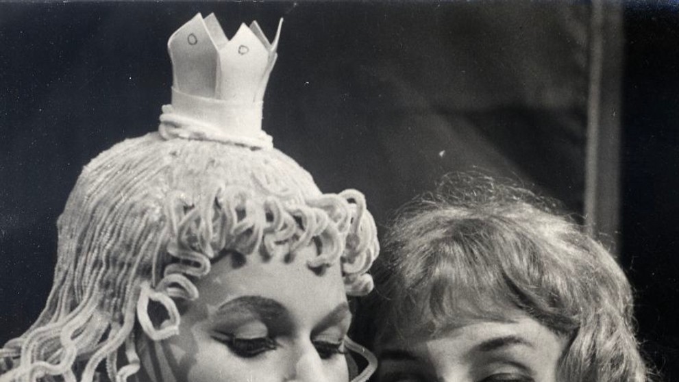 Alena Tománková a Nina Divíšková ve hře Hrátky s čertem, 1961