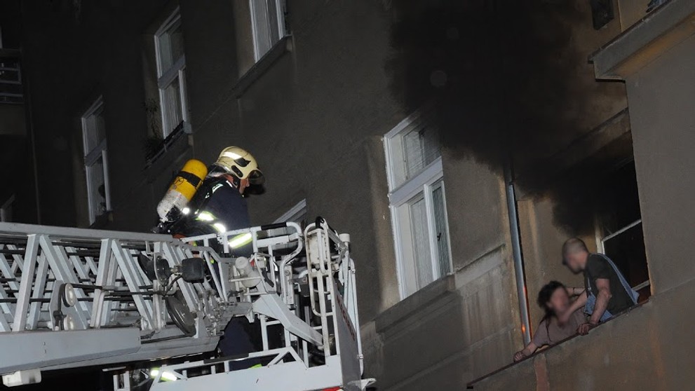 Hasiči museli evakuovat 12 nájemníků, dva plošinou