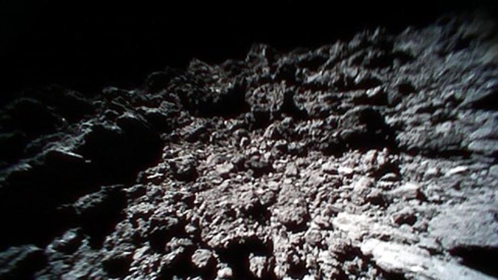 Snímky z asteroidu Ryugu - 4