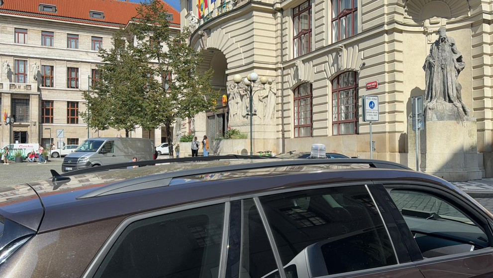 Policejní vozy před magistrátem v Praze (2)