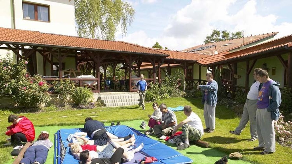 Markéta Fialová a Karel Voříšek v Merklíně neváhali a zaskákali si s handycapovanými na trampolíně. 