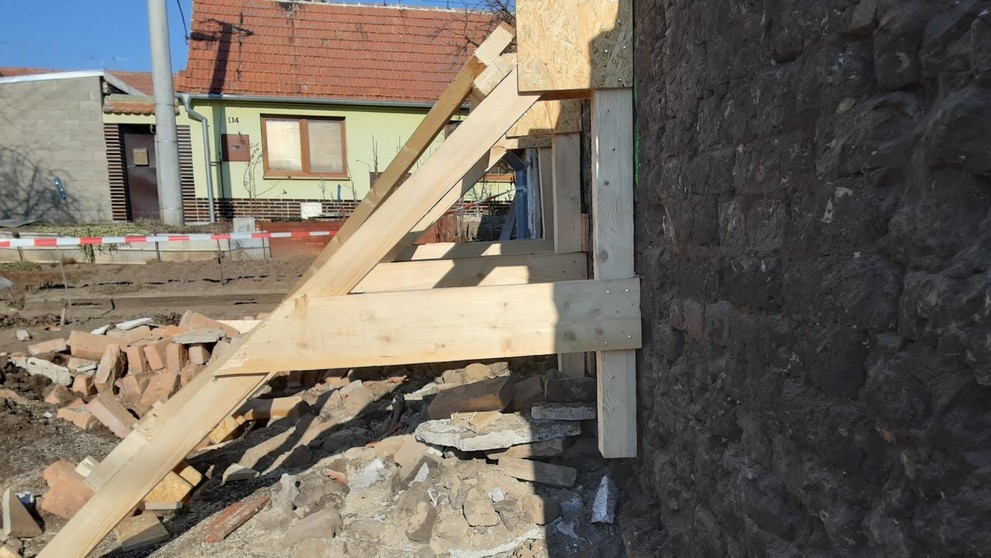 Hasiči stabilizovali poškozenou zeď (4)