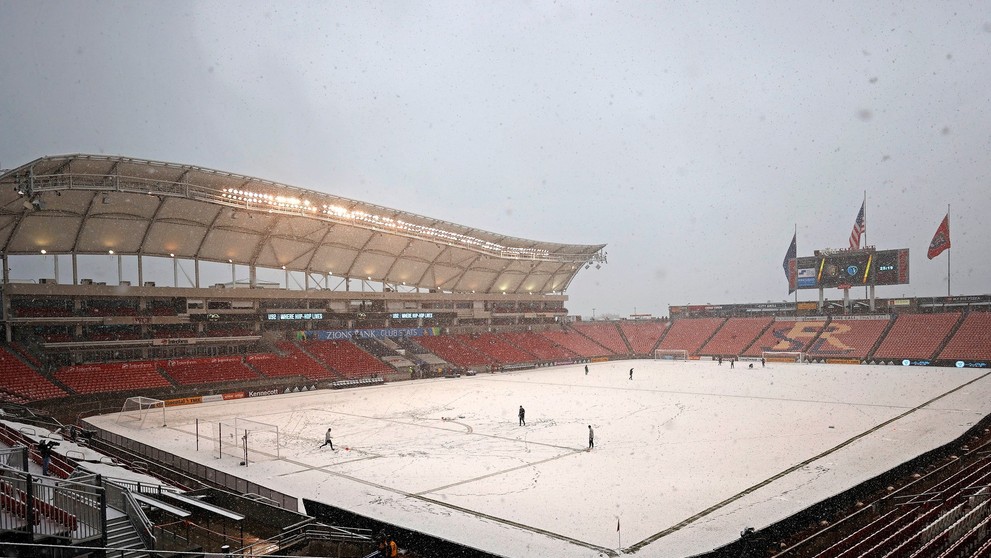Hřiště v Salt Lake City zasypal sníh. Takhle vypadal stadion před zápasem