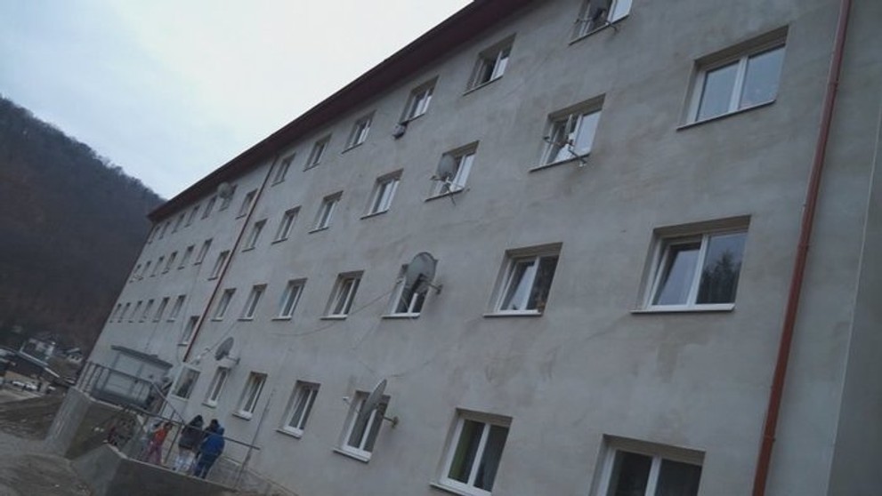 Romskou osadu přestěhovali do bytovky - 7