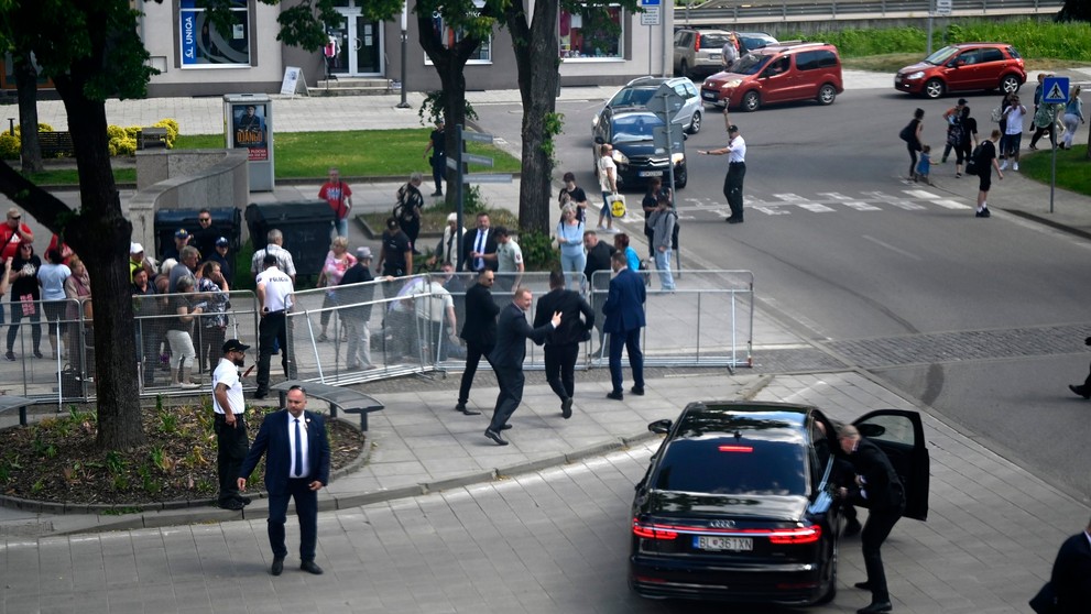 Na snímku již ve vládní limuzíně Robert Fico a zadržený útočník opodál, 15. 5. 2024 Handlová