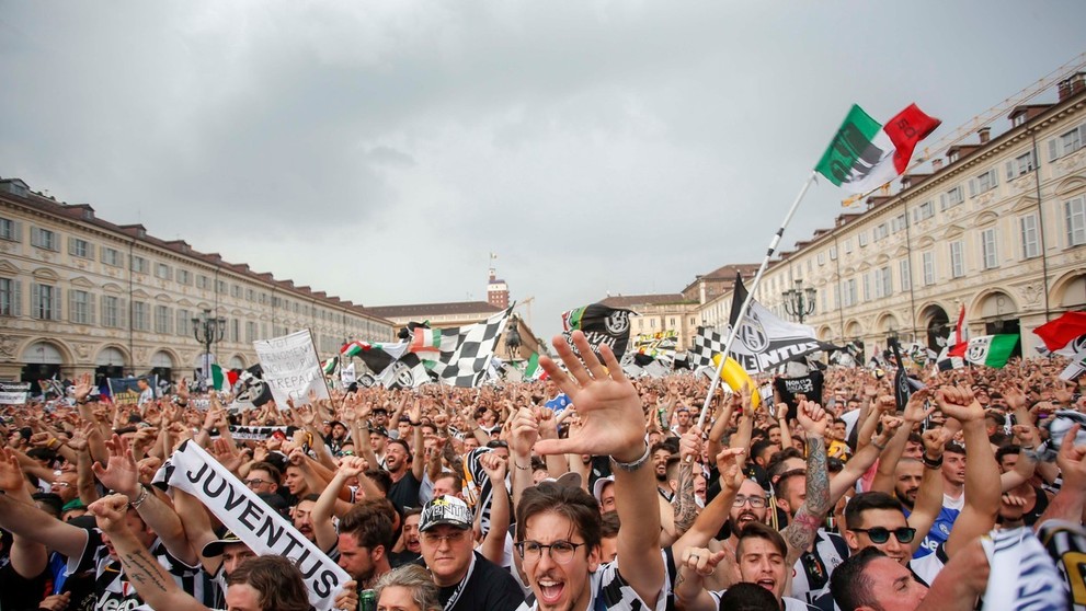 Fanoušci na Piazza San Carlo