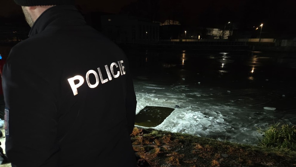 Policie zachraňovala tonoucí ve Vltavě