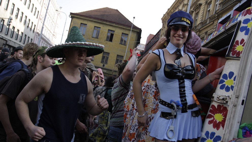 Na 1500 squaterů dovádělo v centru Prahy-1