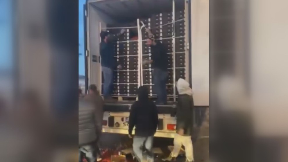 České kamiony ve Francii vyrabovali protestující zemědělci