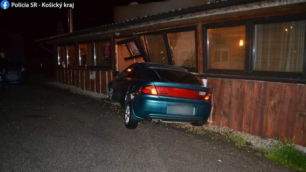 Opilý řidič v Košicích ujížděl před policisty, zdemoloval bar - 5