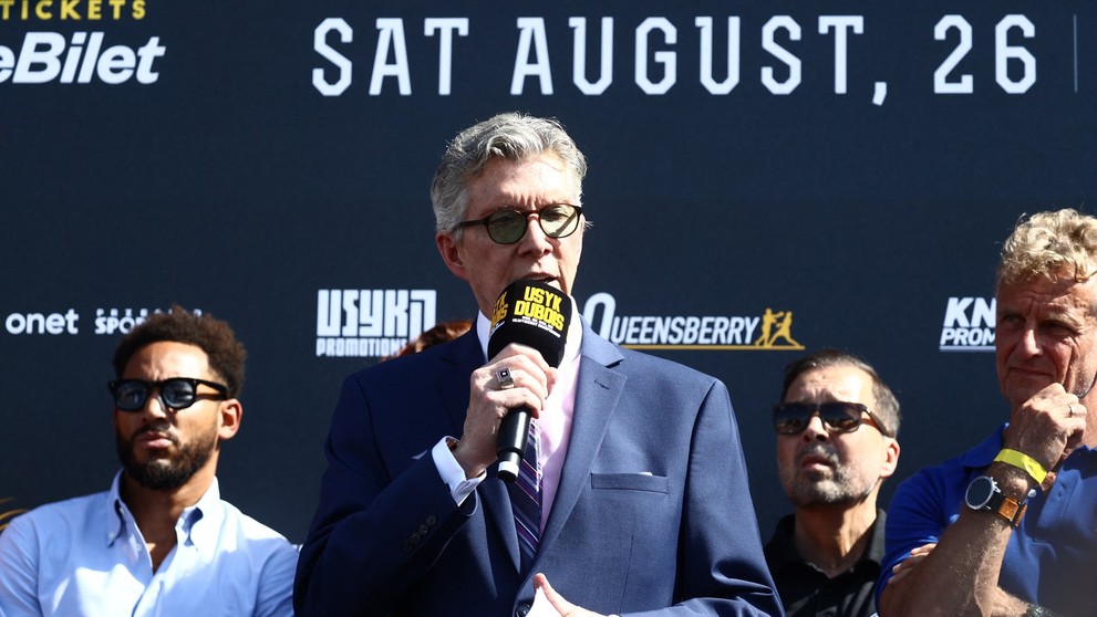 Hlasatel Michael Buffer uvádí vážení mezi Usykem a Duboisem
