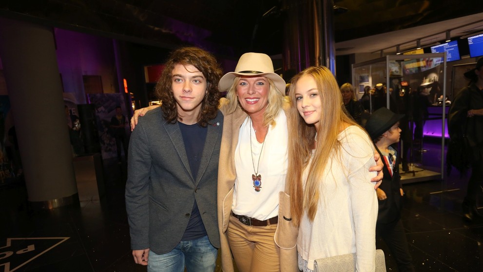 Lucie Benešová se synem Lucianem a jeho partnerkou, 6. 10. 2015
