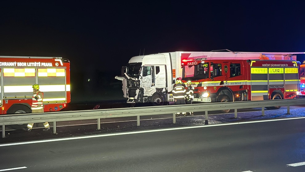 Srážka kamionů na D6