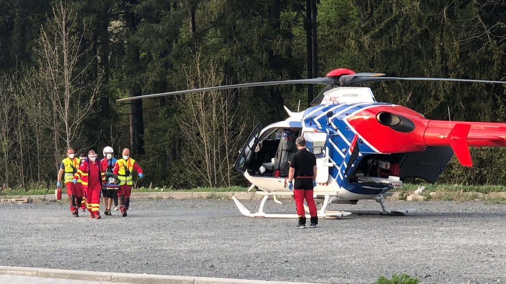 Těžce zraněného cyklistu transportoval vrtulník - 4