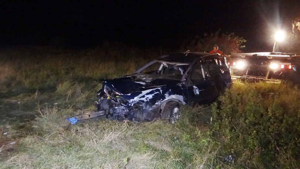 Vlak auto odhodil a převrátil na střechu, řidiče museli vyprostit hasiči