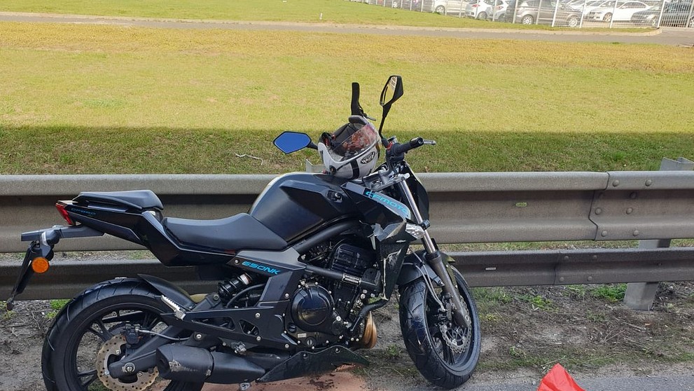 Motorkář havaroval na D8