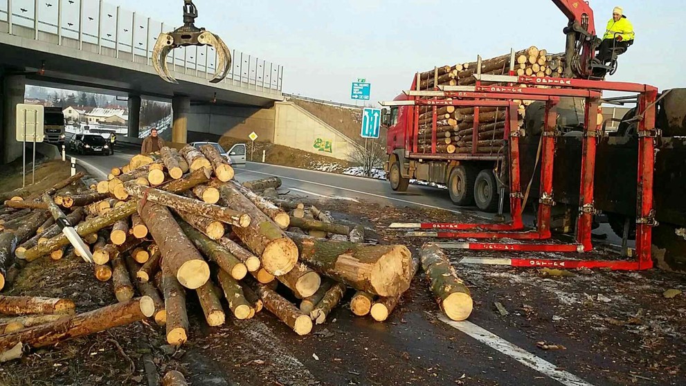 Silnici u Bělotína zablokoval převrácený kamion