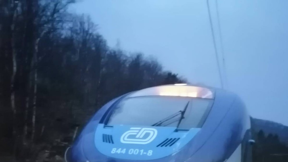 Pád stromu do prostoru dráhy