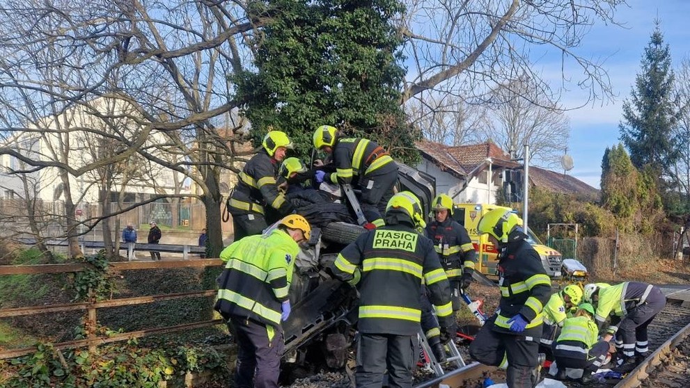 Střet vlaku s osobním autem v pražské Liboci ZZS HMP
