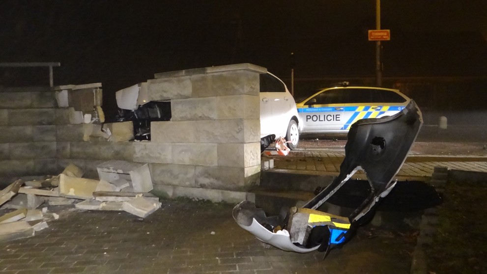 Zatímco policejní vůz zůstal na silnici, forda náraz odhodil do zdi