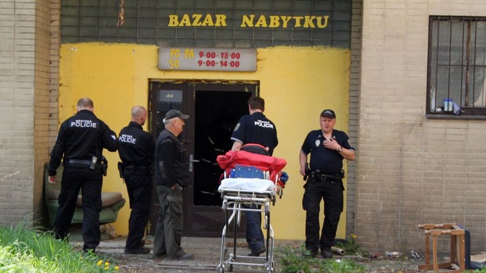 Policisté a hasiči vyhazují bezdomovce z Libně-2