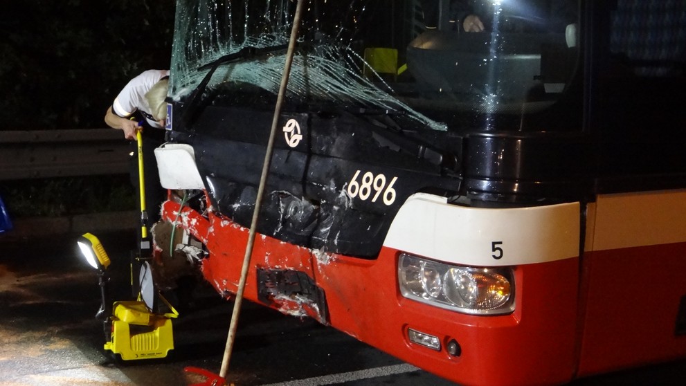 Řidič dodávky zůstal po srážce zaklíněný v kabině