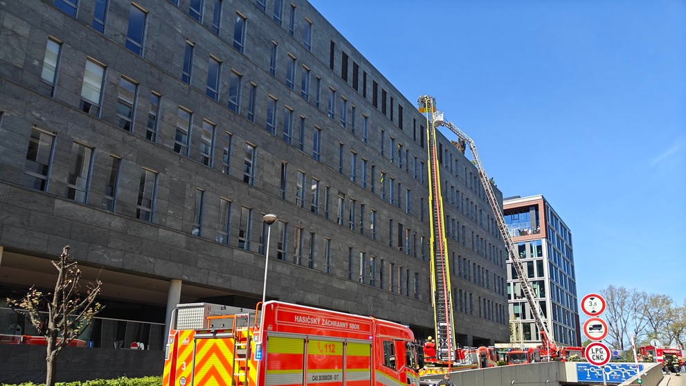 Požár střechy kancelářské budovy v Praze