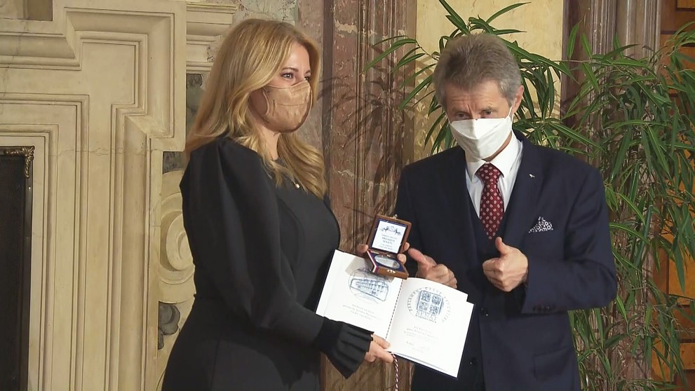 Zuzana Čaputová přebírá medaily (1)