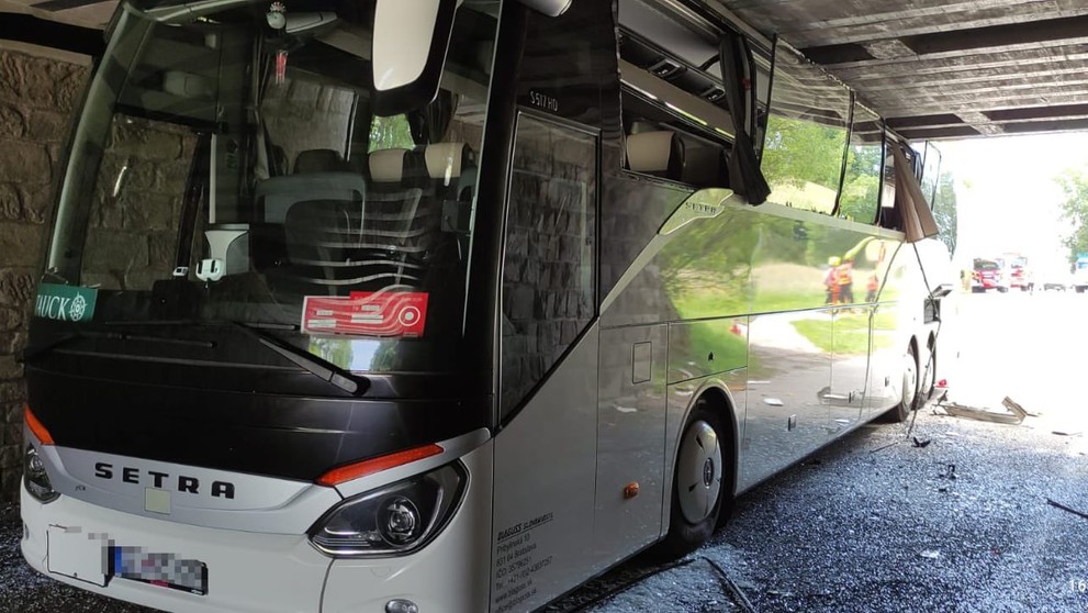 Autobus zůstal zaseknutý pod železničním viaduktem
