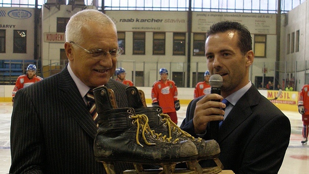 Prezident republiky Václav Klaus dostal v Jihlavě na hokeji jako dal historické brusle.
