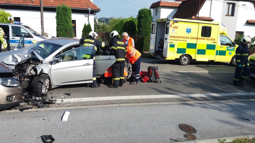 Při nehodě dvou aut ve Volyni se zranilo pět lidí - 4