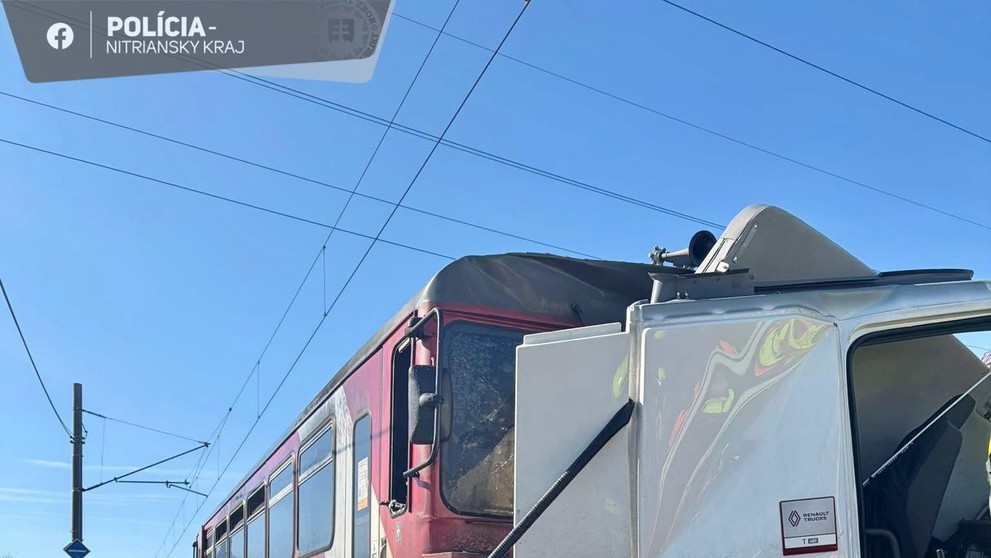 Srážka vlaku s kamionem v Nových Zámcích